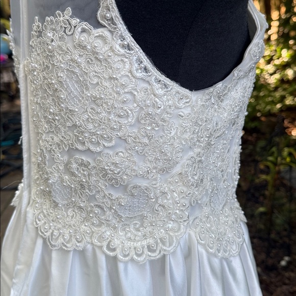 Wedding Dress Elegant White Lace bodice. Size small measurements in pics - Picture 5 of 11